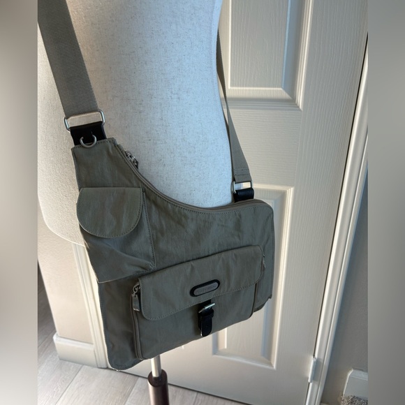Baggallini Handbags - Baggallini |Taupe Crossbody Messenger Bag | Excellent Condition